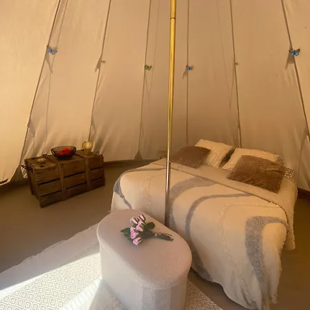 Les Pichies, Le Tipi D'adri, Insolite